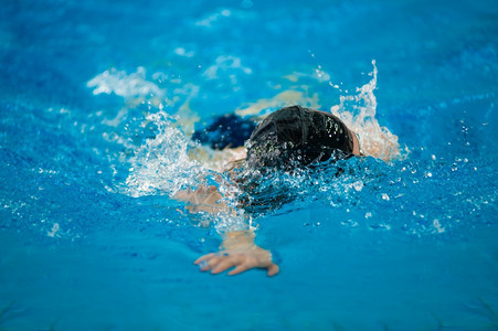 游泳运动员在室内游泳池过程追踪图片