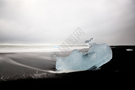 冰岛Jokulsarlon钻石海滩上的冰山风景优美冬天黑色的图片