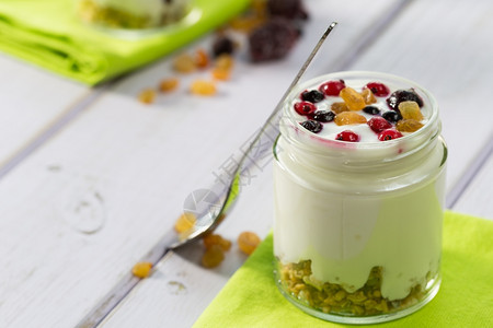 覆盆子坚果天然酸奶配有新鲜果浆和谷物小吃图片