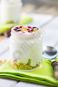 健康格兰诺拉麦片稀饭天然酸奶配有新鲜果浆和谷物图片