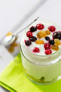 崩溃天然酸奶配有新鲜果浆和谷物薄荷冻糕图片