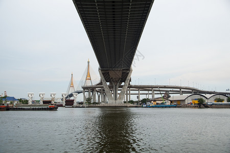 城市横跨河桥的一条通航道三角形缠绕图片