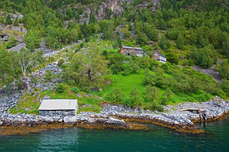 国民结石家挪威的Geirangerfjord湾环绕着高山图片