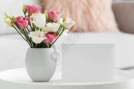 花瓶的鲜花与空白卡片图片