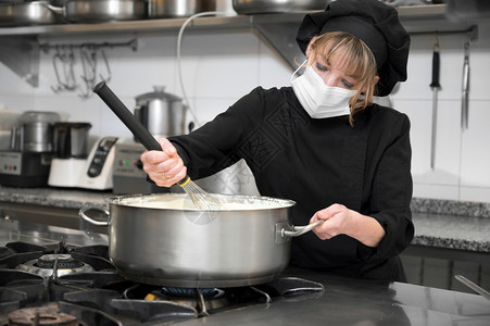 戴口罩的女厨师图片