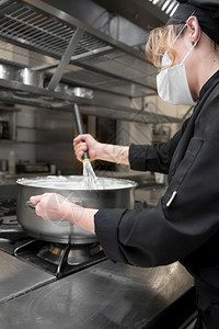 戴防护口罩的女厨师图片