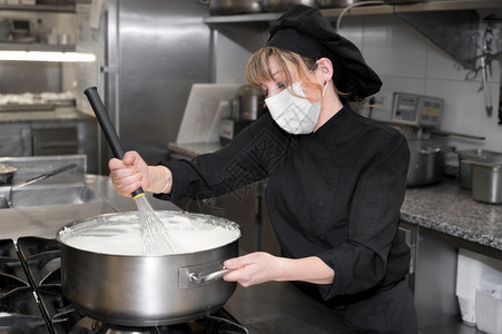 厨师炒菜时火焰插画