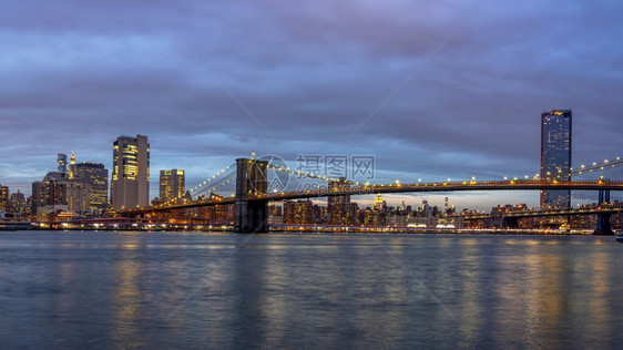东河边布鲁克林大桥的全景纽约市风在黄昏时出现美国市中心天际建筑和与旅游观光概念建造夜晚城市的图片