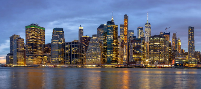 纽约市风景全和布鲁克林大桥东河边的布鲁克林大桥在黄昏时美国市区天际建筑和与旅游概念状态降低城市景观图片