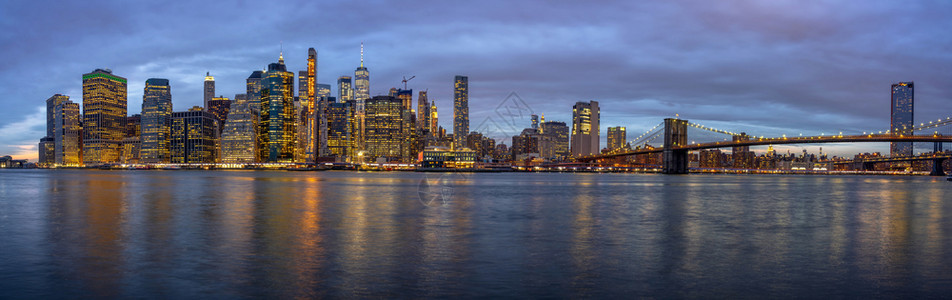 状态天际线纽约市风景全和布鲁克林大桥东河边的布鲁克林大桥在黄昏时美国市区天际建筑和与旅游概念暮图片