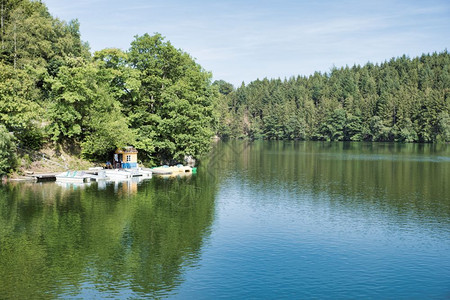 LakeRobertville是靠近欧洲比利时马尔米迪市的人工湖水量为80立方米在罗特维尔湖租船面积为062平方公里在环特维尔湖图片