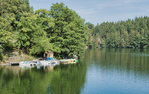 河浪漫的LakeRobertville是靠近欧洲比利时马尔米迪市的人工湖水量为80立方米在罗特维尔湖租船面积为062平方公里在环图片