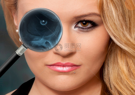 用放大镜从人的面部拍摄X射线人眼用放大镜拍摄的人脸部眼射线健康关心女士图片