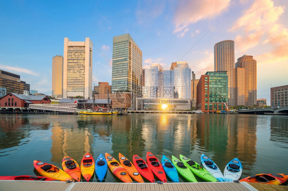 港口市中心皮艇美国马萨诸塞州黄昏的波士顿港和金融区波士顿港和金融区图片