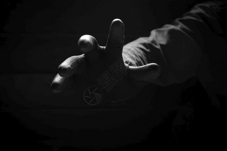万圣节DSCF5792惊悚片疯子黑手套中的神秘罪犯从黑暗背景中以低密钥风格神秘概念犯罪危险威胁和恐怖从暗底深处伸入的恐惧手前视线图片