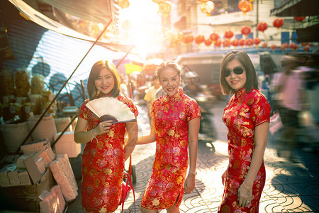 三名身着传统服装的亚洲女在Yaowarat街ChiwaChinabangkokthailand上笑脸时丰富多彩的耀华力团体图片