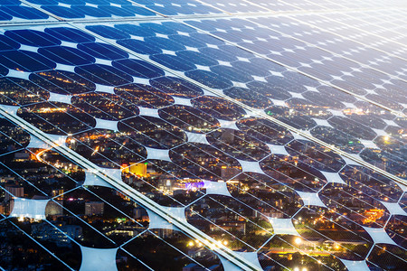具有城市夜光背景替代能源概念清洁绿色的光伏电池板太阳能的质化面散景全球的图片