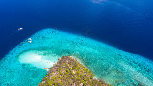 人们珊瑚苏米隆岛的空中景象沙海滩游客在菲律宾库布奥斯陆b菲律宾奥斯陆苏米隆岛海滩美丽明亮的水中游来去泳的图片