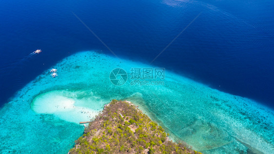人们珊瑚苏米隆岛的空中景象沙海滩游客在菲律宾库布奥斯陆b菲律宾奥斯陆苏米隆岛海滩美丽明亮的水中游来去泳的图片