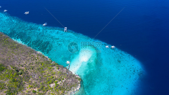 天堂亚洲人夏苏米隆岛的空中景象沙海滩游客在菲律宾库布奥斯陆b菲律宾奥斯陆苏米隆岛海滩美丽明亮的水中游来去图片