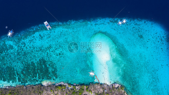 酒店苏米隆岛的空中景象沙海滩游客在菲律宾库布奥斯陆b菲律宾奥斯陆苏米隆岛海滩美丽明亮的水中游来去干净的自然图片