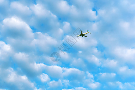 天气蓝上的白云空中飞机蓝天白云美丽地平线图片