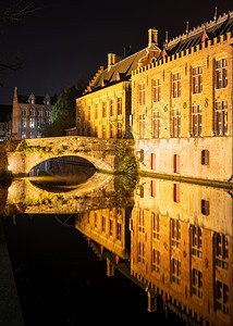 比利时历史古城布鲁日Bruges的建筑灯光照亮风景欧洲水图片