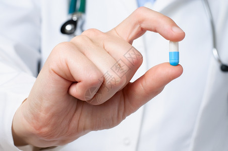 人类抗生素显示蓝药丸的女医生疗图片
