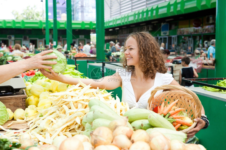 在杂货市场买菜卷心的年轻妇女20多岁食物人们图片