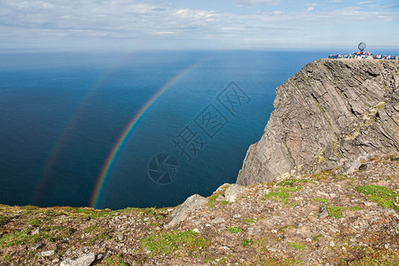莫比代利海洋双彩来自马格罗亚岛北角悬崖的双彩虹这是欧洲最北端的麦格罗亚岛挪威马格罗亚岛北角方图片