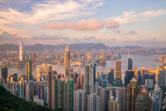 区日落时维多利亚港和香天际的全景城市目地图片