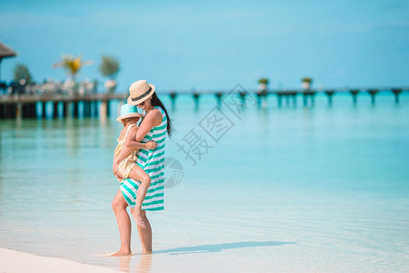 妈和小女孩的家在海滩上玩得开心美丽的母亲和女儿在海滩上享受暑假夏天期水女士海岸线图片