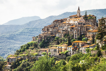 镇旅游的建造传统中世纪山丘顶峰村意大利borgo村利古里亚的Apricate图片