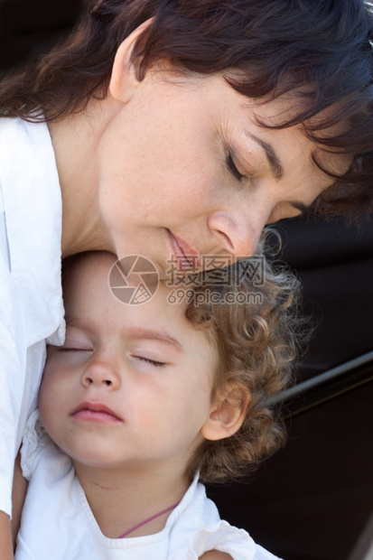母亲抱和女儿母亲温柔保持白色的安慰图片