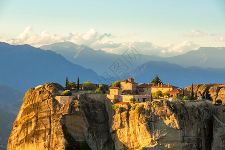 卡兰巴谷希腊梅托拉岩石修道院夏季日落山峰上云彩之幕的希腊人岩石修道院和日落月光正统图片