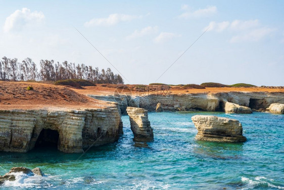 塞浦路斯岛帕福地区Pegeia美丽的岩层和海洞穴风景优美户外旅游的图片