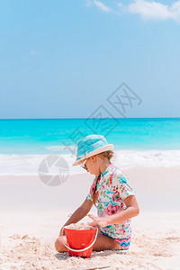 夏天在海边玩耍的小女孩图片