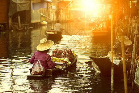 原来的晚上在泰国传统浮动市场中卖水果的国在泰传统漂浮市场上帆木船当地的图片