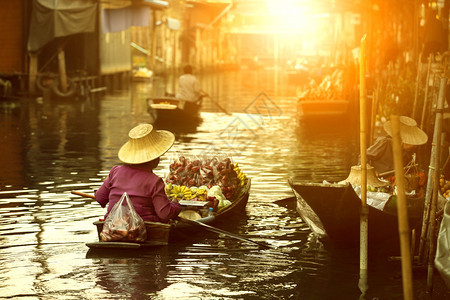 原来的晚上在泰国传统浮动市场中卖水果的国在泰传统漂浮市场上帆木船当地的背景图片