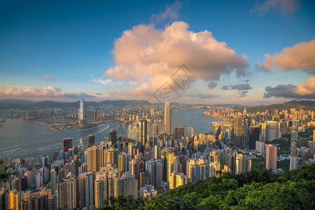 市中心塔天空日落时维多利亚港和香天际的全景图片