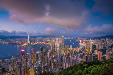 天线港口日落时维多利亚港和香天际的全景现代图片