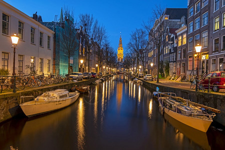 历史荷兰阿姆斯特丹市与Zuiderkerk城市场景黄昏图片