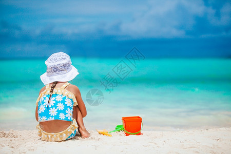 夏天在海边玩耍的女孩图片
