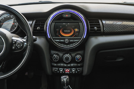 现代汽车多媒体系统配有多彩照明和美丽界面的现代汽车多媒体系统互联网卫星屏幕图片