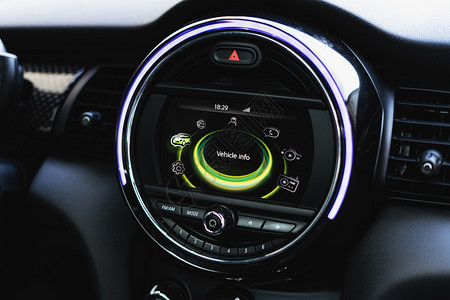 现代汽车多媒体系统配有多彩照明和美丽界面的现代汽车多媒体系统按钮信息玩图片