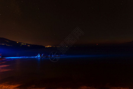 旅行平静的塞浦路斯帕福地区Pomos的海滩和照亮岩石晚夜片假期图片