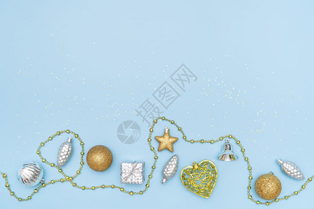 生日圣诞节或结婚仪式的礼物盒或带金星和蓝底彩球的现装箱用于生日圣诞节或婚礼粉色的为了或者图片