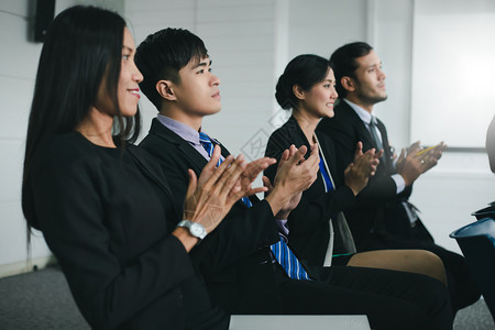 祝贺商界人士行政主管在商务会议上鼓掌赞扬商业会议美国人团体图片