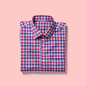 商业袖子干净的顶端观视衬衫折叠在适合设计工程的粉红色背景上图片