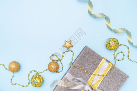 简约生日圣诞节或结婚仪式的礼物盒或带星和球的送礼箱蓝底彩色上有星和球粉彩弓图片